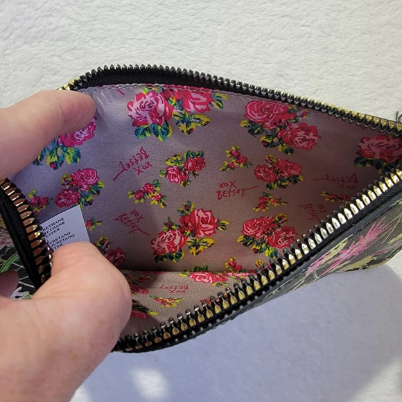 NWOT Betsey Johnson Black Floral Wristlet 8.5" X 5.5" Zip Close Gold Hardware - Picture 6 of 8